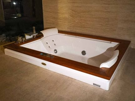 JACUZZI
Bañera de hidromasaje para dos personas, 1