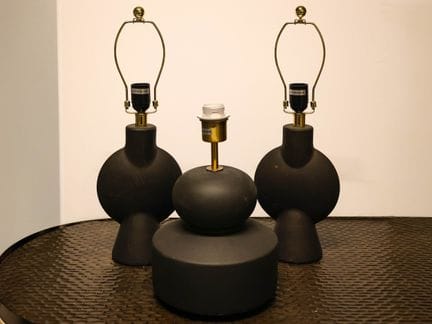 Par de lámparas y una lámpara de cerámica negra
Al