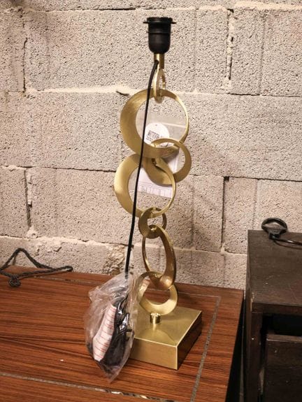 Lámpara de metal dorado con un diseño de círculos 