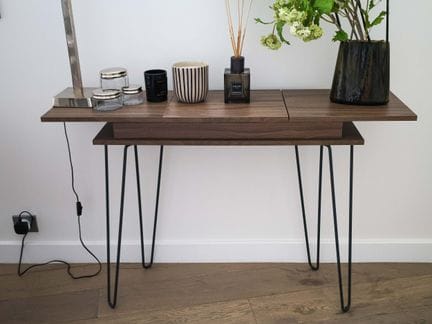 Mesa auxiliar, con estructura de metal y tablero d