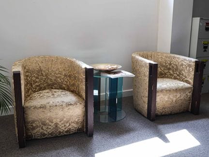 Par de sillones de madera con tapizado de tela dor