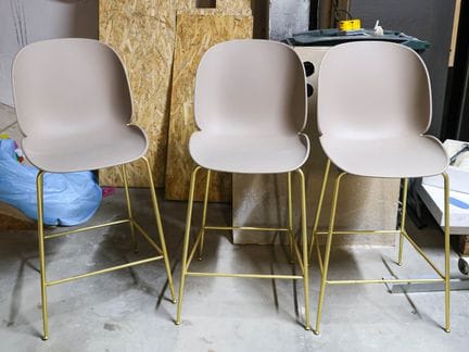 Three gray plastic and brass bar stools
H: 107 cm