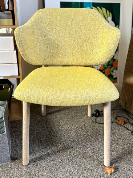 Silla, con la base de madera clara y el tapizado d
