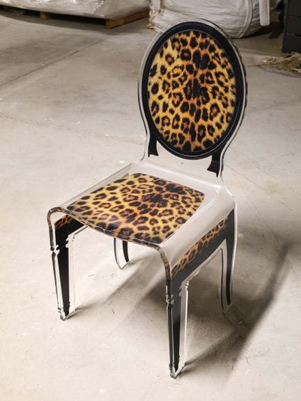 Leopard-print plastic chair
H: 92 cm