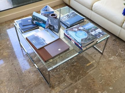 Mesa de centro, con estructura de metal y superfic