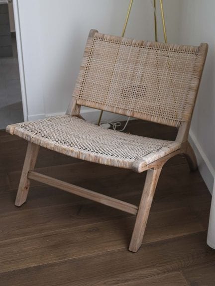 Sillón de madera decapada y mimbre
Altura: 71 cm -