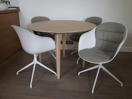 BO Concept - Cuatro sillones de metal y plástico b