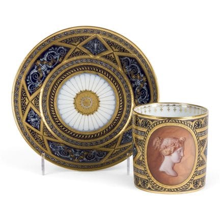 A VERY FINE PORCELAIN CUP FEATURING A PORTRAIT OF 