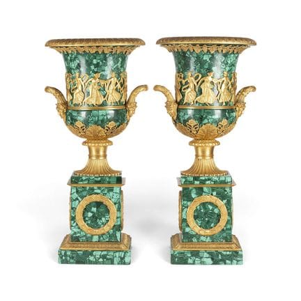 UN GRAN PAR DE JARRONES KRATER DE ORMOLU Y MALAQUI