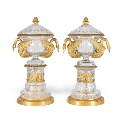 UN PAR DE CENTROS DE MESA MONUMENTALES DE ORMOLU Y