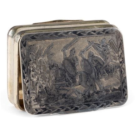 UNA PRECIOSA CAJA DE TABACO DE PLATA DORADA Y NIEL