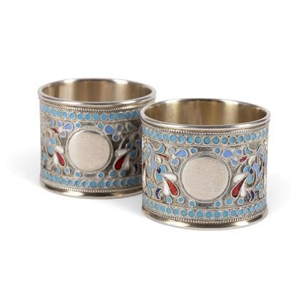 A PAIR OF SILVER AND CLOISONNÉ ENAMEL NAPKIN RINGS