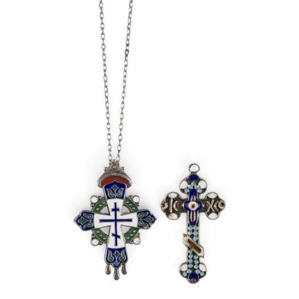 DOS CRUCES PECTORALES DE PLATA Y ESMALTE CLOISONNÉ