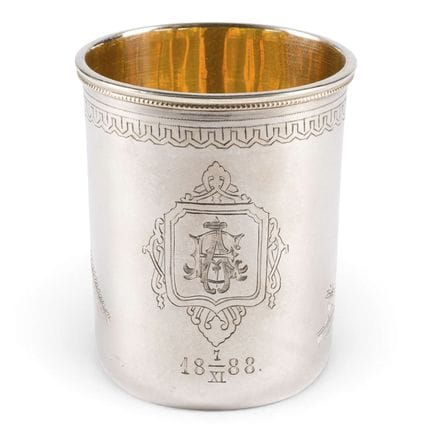 UN VASO DE PLATA MACIZO CON DECORACIÓN DE AVES, MO
