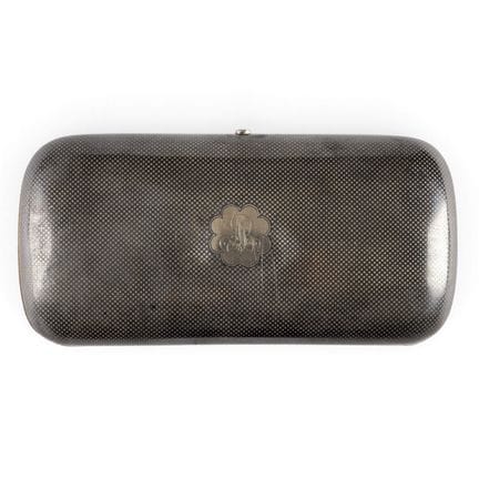 ESTUCHE DE PLATA DORADA Y NIELLO CON UNA VISTA DE 