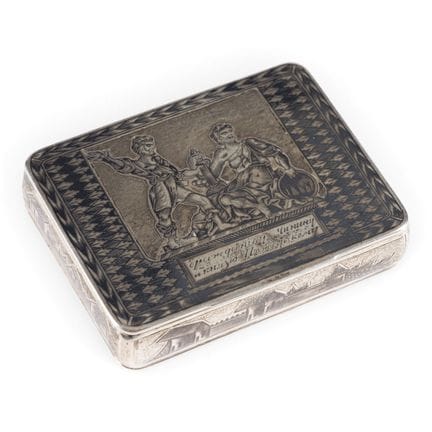 UNA ELEGANTE CAJA DE TABACO DE PLATA Y NIELLO CON 