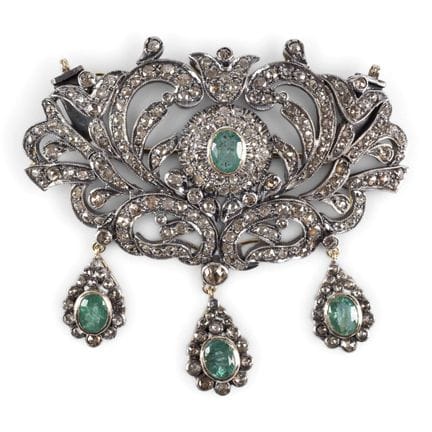 A LARGE GOLD, DIAMOND AND EMERALD BROOCH Russian, 