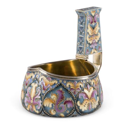A KOVSH DE PLATA DORADA Y ESMALTE CLOISONNÉ. Segun
