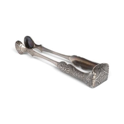 A SILVER PAIR OF SUGAR TONGS WITH PALMETTE DECORAT