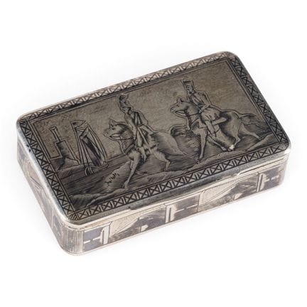 UNA PEQUEÑA CAJA DE TABACO DE PLATA Y NIELLO CON O
