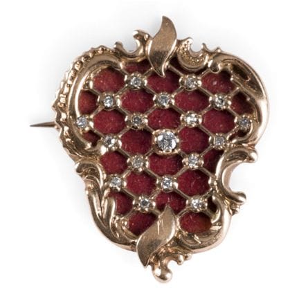 A GOLD PENDANT / BROOCH WITH OPENWORK CARTOUCHE Ru