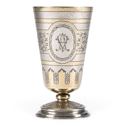 VASO CON PIE DE PLATA DORADA CON DECORACIÓN GRABAD