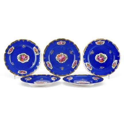 A SET OF FIVE PORCELAIN PLATES WITH FLORAL DECOR R