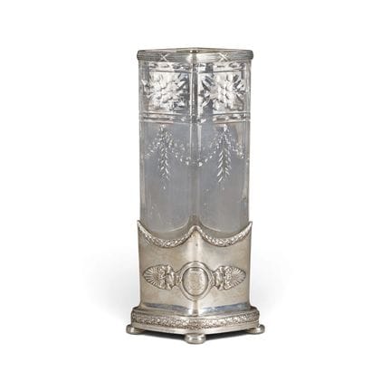 JARRÓN DE CRISTAL TALLADO CON MONTURA DE PLATA. Ru