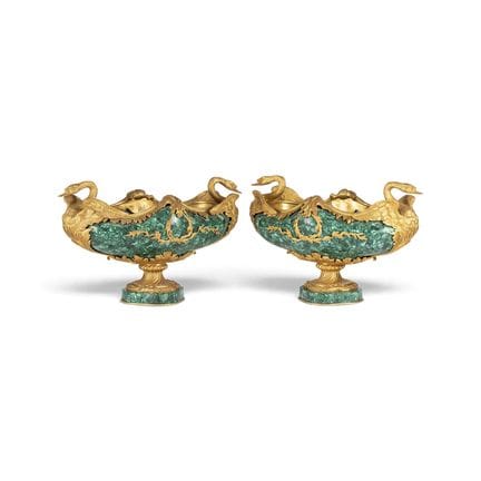 UN PAR DE JARDINERAS MONUMENTALES DE ORMOLU Y MALA