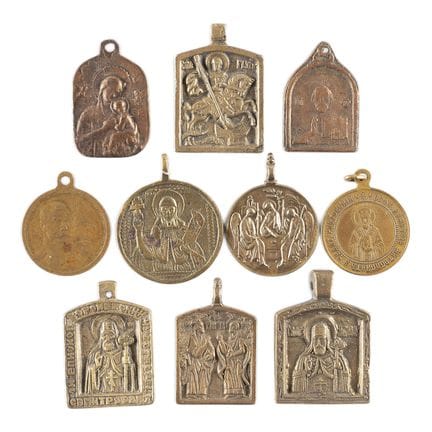 UNA COLECCIÓN DE DIEZ COLGANTES DE ICONOS DE LATÓN