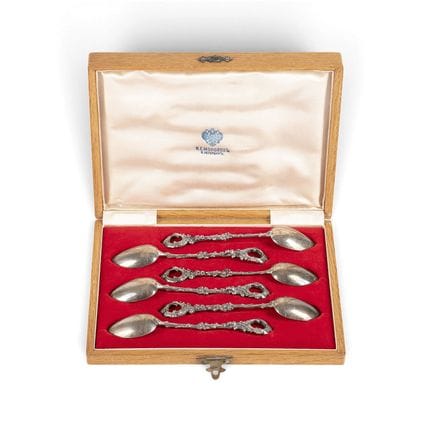A SET OF SIX SILVER SPOONS IN THE ORIGINAL CASE Ru