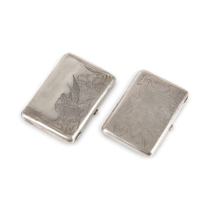 DOS CIGARRILLERAS DE PLATA CON DECORACIÓN FLORAL G