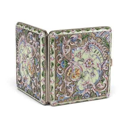 UNA PRECIOSA CIGARRILLERA DE PLATA DORADA Y ESMALT
