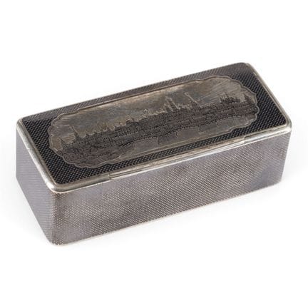 UNA ELEGANTE CAJA DE TABACO DE PLATA Y NIELLO CON 