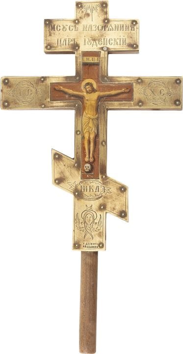 A HAND CROSS DEPICTING THE CRUCIFIXION OF CHRIST W