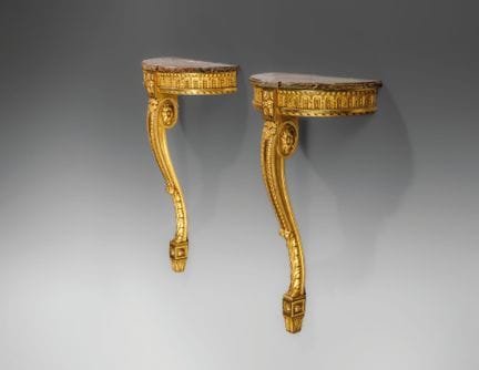 Paire de consoles de forme demi lune en bois doré 