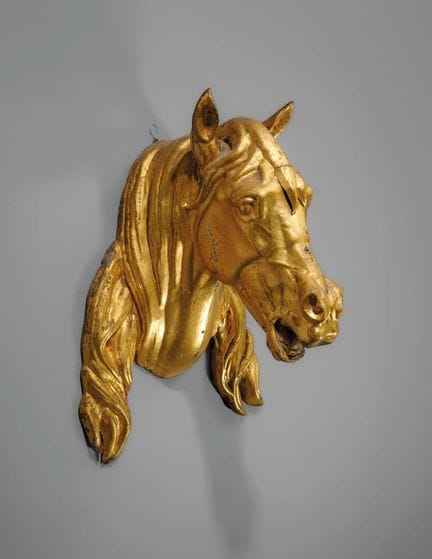 Enseigne d'écurie en laiton doré ou zinc.
Décor d'