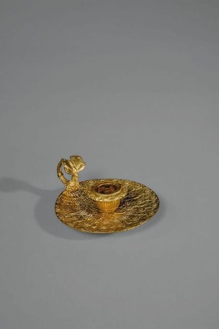 Bougeoirs à main en bronze doré et ciselé 
Appui-p