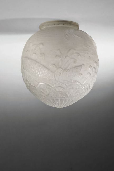 LORRAIN
Rare globe de suspension en verre moulé, p