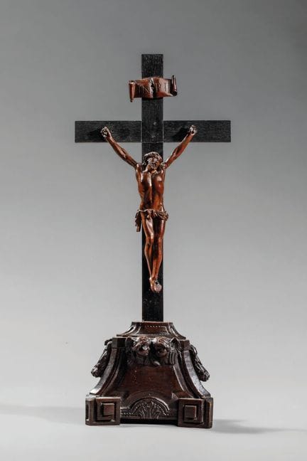 Crucifix figurant un Christ en buis sculpté.
Base 