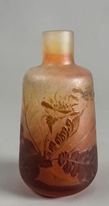 埃米尔·加莱（Emile GALLÉ，1846-1904）
多层橙色玻璃瓶形花瓶，饰有经酸蚀工艺制成