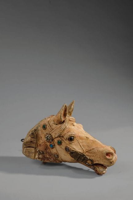 INDE.
Tête de cheval en bois sculpté ornée d'une g