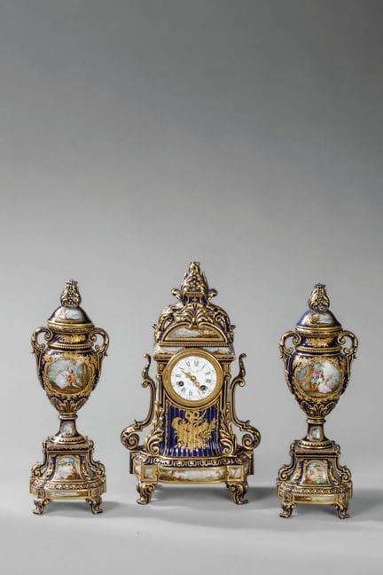 SEVRES dans le style de
Garniture de cheminée en p