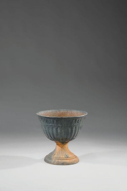 公园或花园用铸铁漆面花盆，饰有叶片和葡萄藤蔓图案
高：35 厘米；直径：38 厘米。