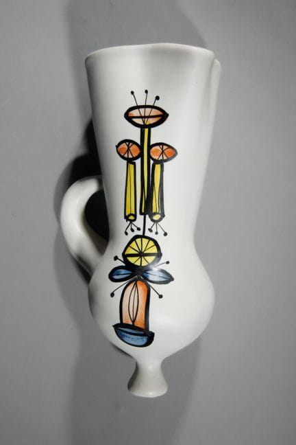 罗杰·卡普龙（1922-2006）——瓦洛里斯
釉面陶瓷花束架或壁挂花瓶
白色底面上饰有几何图案和风