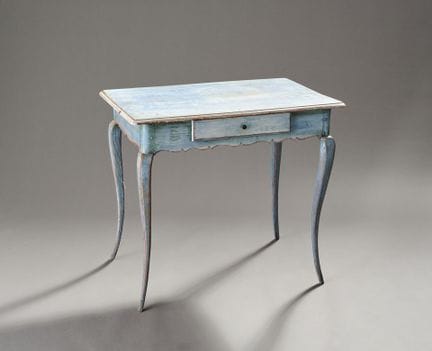 Table de milieu ou table de dame en bois à jolie p