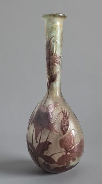 埃米尔·加莱（Emile GALLÉ，1846-1904）
白红双色多层玻璃长颈花瓶，饰有鸢尾花酸蚀