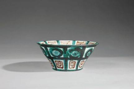 罗伯特·皮科（Robert PICAULT，1919-2000）
饰有绿色几何图案的陶瓷杯
底座下方