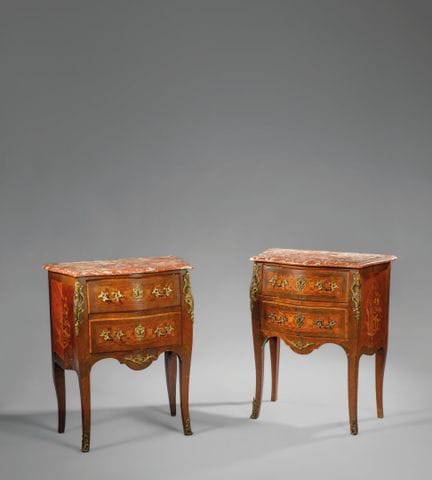 Paire de commodes sauteuses galbées toutes faces e
