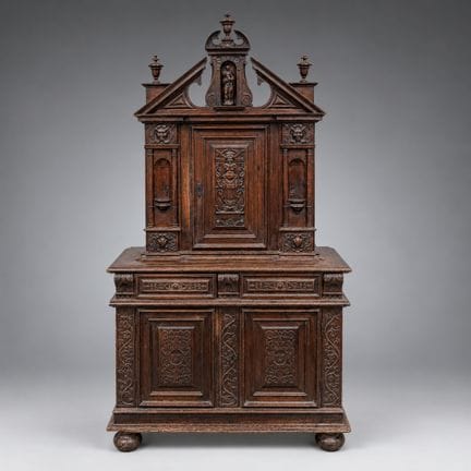 Cabinet à retrait et à fronton en noyer mouluré et